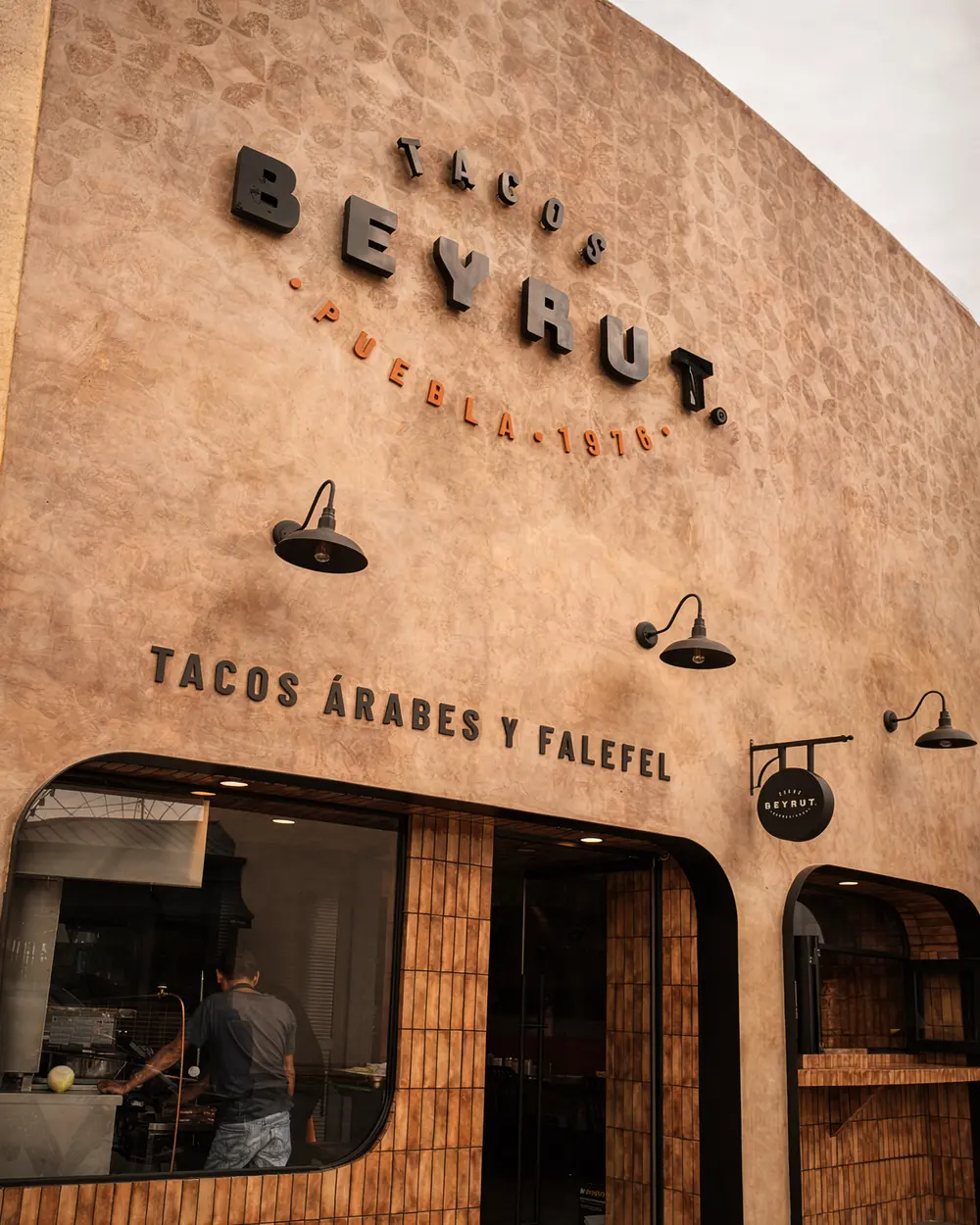 Fachada del local de Tacos Beyrut en el Centro Histórico de Puebla